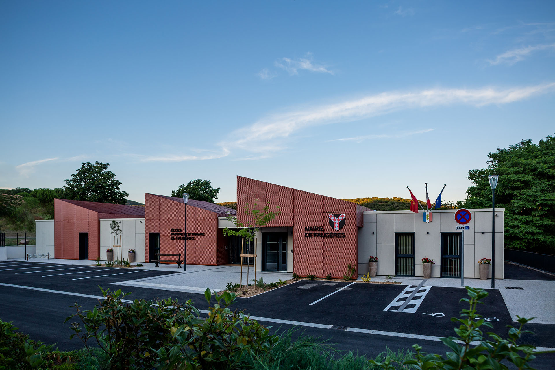FANTASŸ DØGMA - Architectures - Lhenry Architecture - Mairie & Ecole de Faugères